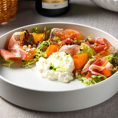 Микс-салат с пармской ветчиной, хурмой и страчателлой в Villa Pasta по цене 1200 ₽