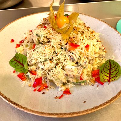 Салат Царский с говяжьим языком, грецкими орехами и сыром в Скарлет по цене 420 ₽
