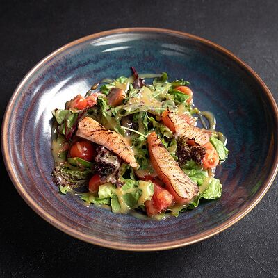 Салат с лососем и грейпфрутом в Мунк по цене 1475 ₽