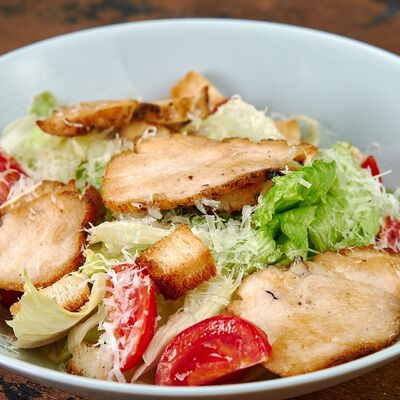 Салат Цезарь с курицей в Пицца паста и баста по цене 299 ₽