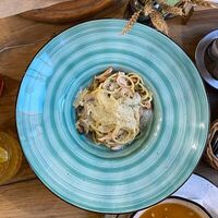 С копченой курицей и грибами в сливочном соусе в Pasta и Вино