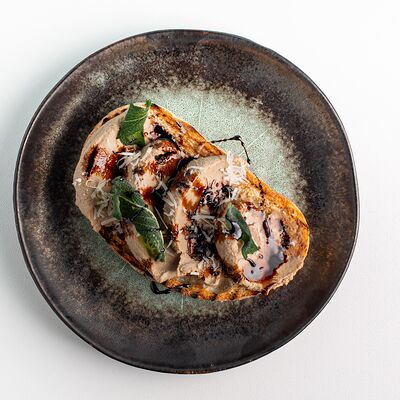Брускетта с куриным паштетом (Chicken Liver Pate Bruschetta) в Matteos по цене 390 ₽
