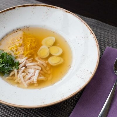 Куриный бульон с домашней яичной лапшой в Per Se по цене 425 ₽