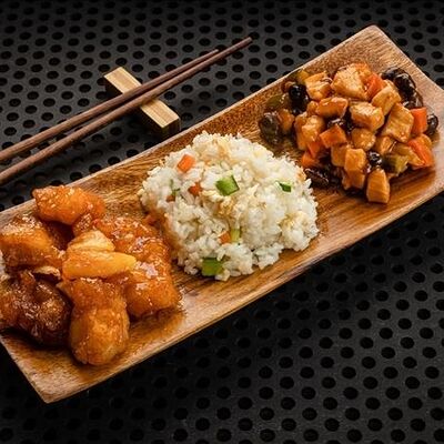 Китайка-сет с рисом, курицей Кунг-Пао и свининой с ананасами в K!TAiKA по цене 592 ₽