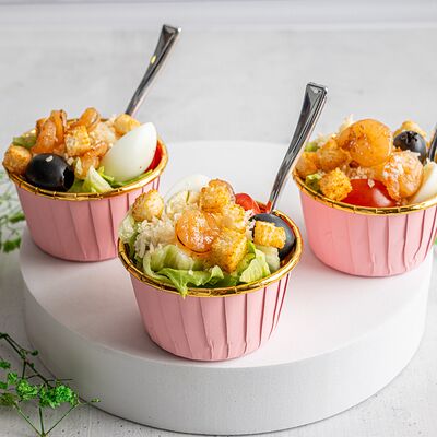 Салат Цезарь с креветками в KanapeFest по цене 2890 ₽