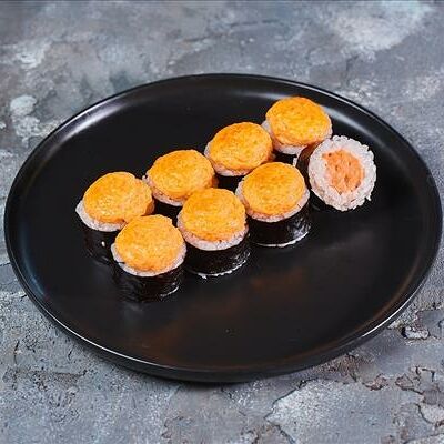 Запеченный ролл маки с лососем в Между палок по цене 609 ₽