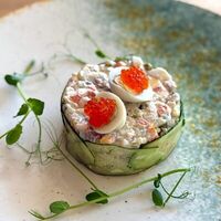 Оливье с телятиной, перепелиными яйцами и красной икройв Усадьба