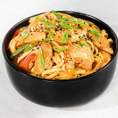Wok удон с тигровой креветкой в Черный рис по цене 600 ₽