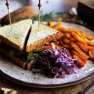 Сэндвич с ростбифом и картофелем фри в LOFT по цене 600 ₽