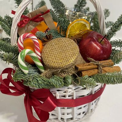 Новогодняя подарочная корзина №2 в Buketonline - Съедобные букеты и клубника в шоколаде по цене 4950 ₽