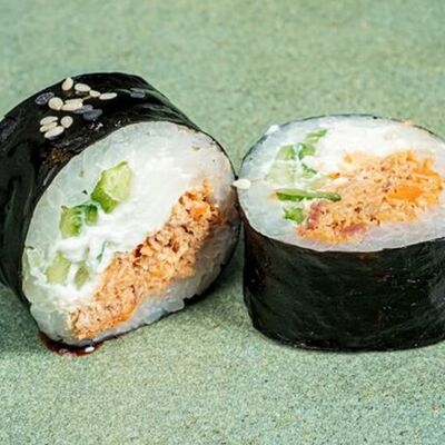 Ролл с лососем терияки и огурцом в SAKURA SUSHI PREMIUM по цене 782 ₽