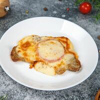 Свинина под сыром и томатом в Family Food