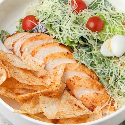 Цезарь с курицей в Лаваш Town Красная по цене 550 ₽