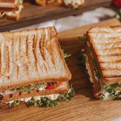 Сэндвич с беконом и пеперони в Bellucci по цене 320 ₽