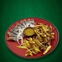 Жареная картошка с селедкой и горчичным соусом в Дача