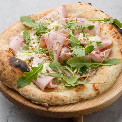 С мортаделлой и фисташками в Август бистро по цене 720 ₽