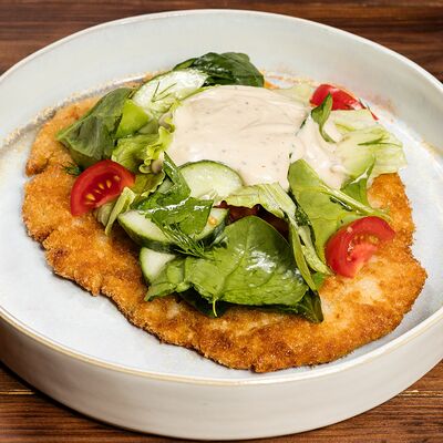 Шницель из индейки, соус Цезарь, салат из овощей и авокадо в Трактир Колесо по цене 869 ₽