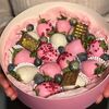 Коробочка из клубники в шоколаде «Золотая мечта» с мини-шоколадкамив Mosberry по цене 2520
