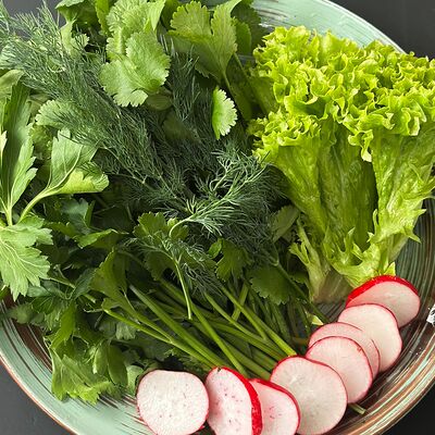 Ассорти из кавказской зелени со свежими овощамив Мадо - Душа Грузии по цене 629 ₽