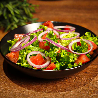 Салат из свежих овощей в Dym Dymych Lounge по цене 320 ₽