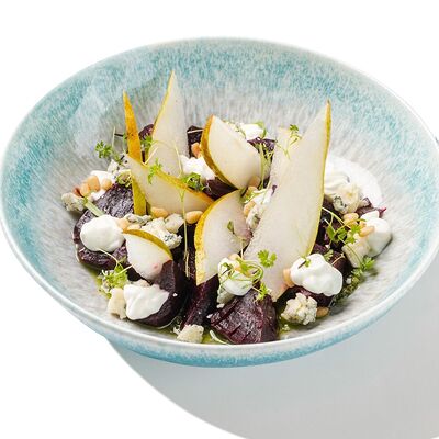 Подкопчённая свекла с грушей и сыром дорблю в Песто Тесто по цене 580 ₽