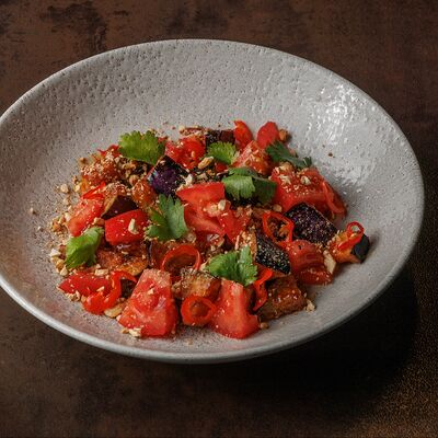 Хрустящий баклажан с томатами в азиатском соусе и кешью в Doge по цене 620 ₽