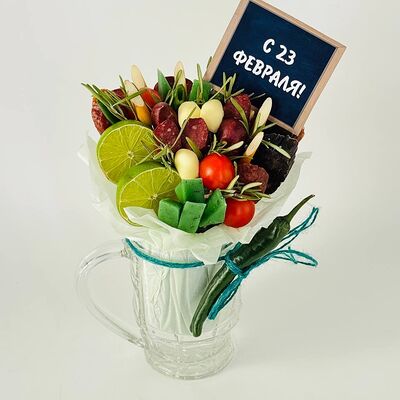 Букет колбасы в кружке Халяль 23 февраляв Дарите красиво по цене 4199 ₽