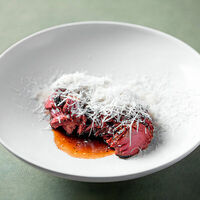 Сладкая говядина с пармезаном в Grace Bistro
