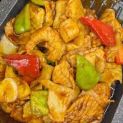 Морепродукты на тарелке в ГУаНЬ ЯНЬ по цене 2300 ₽