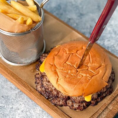 Мятый смэш бургер, подается с картофелем фри и кетчупом в Food market skolkovo по цене 890 ₽