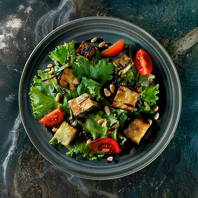 Салат с хрутящими баклажанами в Mokka Lounge по цене 620 ₽