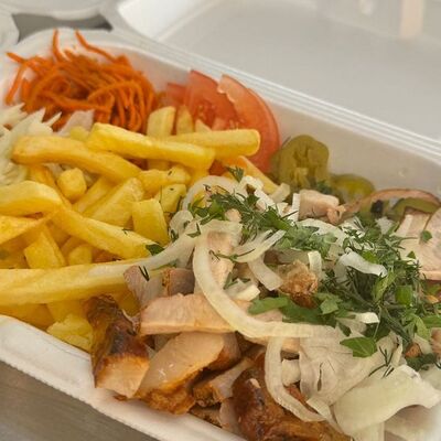 Шаурма со свининой на тарелкев Шаурма на Федосеенко по цене 525 ₽