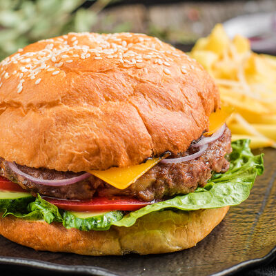 Бургер с мраморной говядиной в Пряности & Радости на Московском по цене 690 ₽