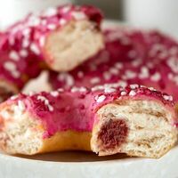 Донат Ягодный с начинкой и посыпкой в Пекарня 365