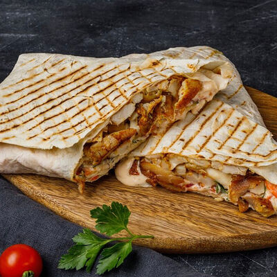 Шаурма из индейки маленькая в Мангал холл по цене 660 ₽