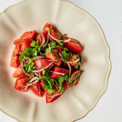 Салат из помидоров с красным луком в Lui по цене 1500 ₽