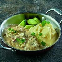 Бефстроганов с пюре и малосольными огурчиками в ЛарисуВаннуХочу