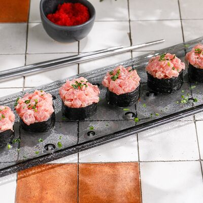 Острый ролл с лососем в ЛарисуВаннуХочу по цене 750