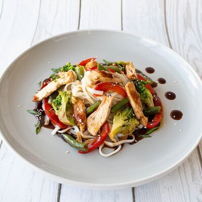 Вок с курицей в соусе терияки в Гудди по цене 390 ₽