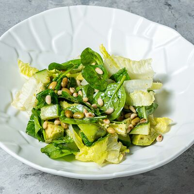 Зелёный салат с авокадо и соусом понзу в Шато Винтаж по цене 690 ₽