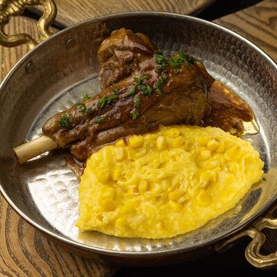 Голень с полентой, копчёным сыром и кукурузой в ODA по цене 2700 ₽