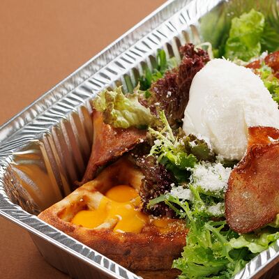 Картофельные вафли с беконом и яйцомв Coffee Machine по цене 650 ₽