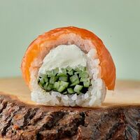 Ролл Филадельфия с лососем в Двор Помидор