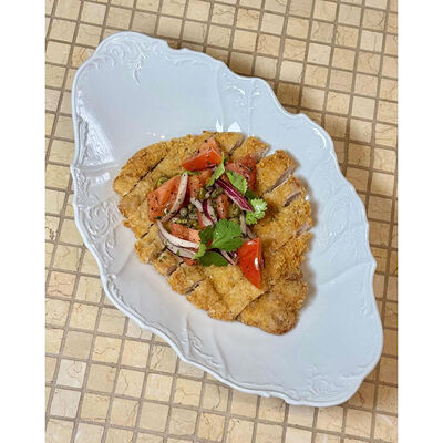 Шницель из свинины с томатным салатом и соусом цезарь в Мари по цене 780 ₽