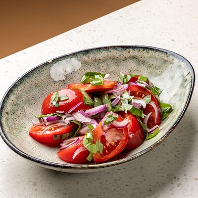 Салат с томатами, ялтинским луком, базиликом и оливковым маслом в Мясной синдикат по цене 990 ₽
