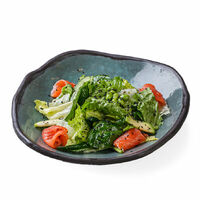 Зеленый салат с форелью в Чина