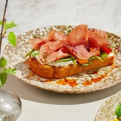 Бриошь с пармской ветчиной, томатами и домашним сыром в Гастробар DOM по цене 450