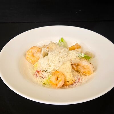 Салат Цезарь с креветками в Трасса по цене 700 ₽