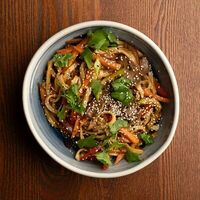 Домашняя китайская жареная лапша с телятиной в Тяньгоу