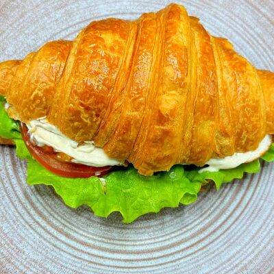 Круассан с курицей Цезарь в Dobro кофе по цене 590 ₽